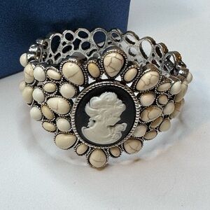 Incredible White Howlite Cameo 10.00 ctw Cuff Bracelet in silver-tone (7.50 In)